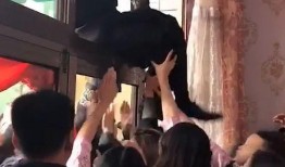 伴娘门在线观看8分钟,8分钟速览，揭开神秘婚礼幕后的秘密